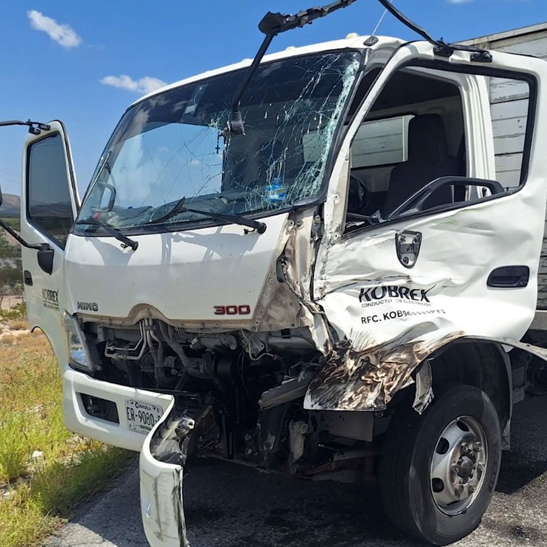Tractocamión Impacta Camioneta en Carretera Monclova-Saltillo